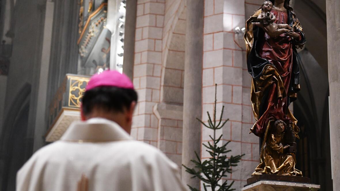 Bischof Bertram vor der Marienstatue im Hohen Dom (Foto: Julian Schmidt / pba)