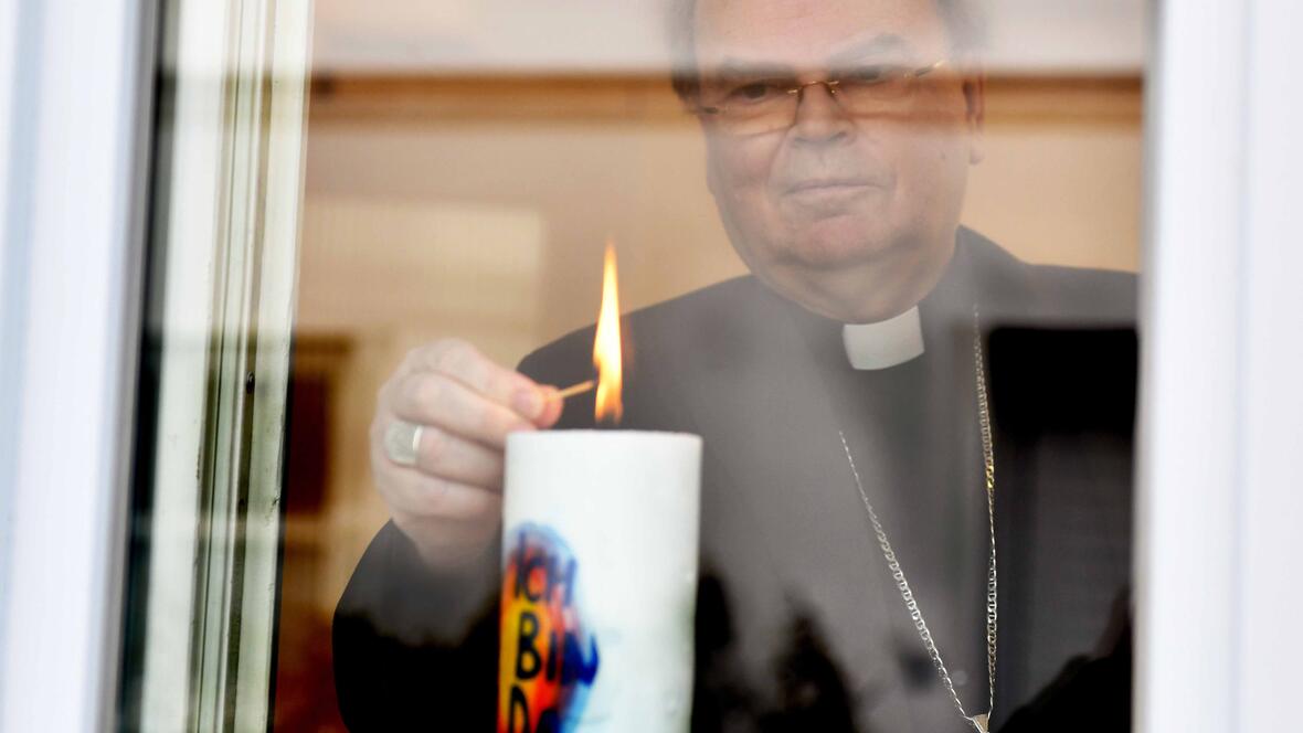 #lichtfenster: Bischof Bertram unterstützt die Initiative des Bundespräsidenten und stellte eine Kerze in ein Fenster des Bischofshauses. (Foto: Julian Schmidt / pba)
