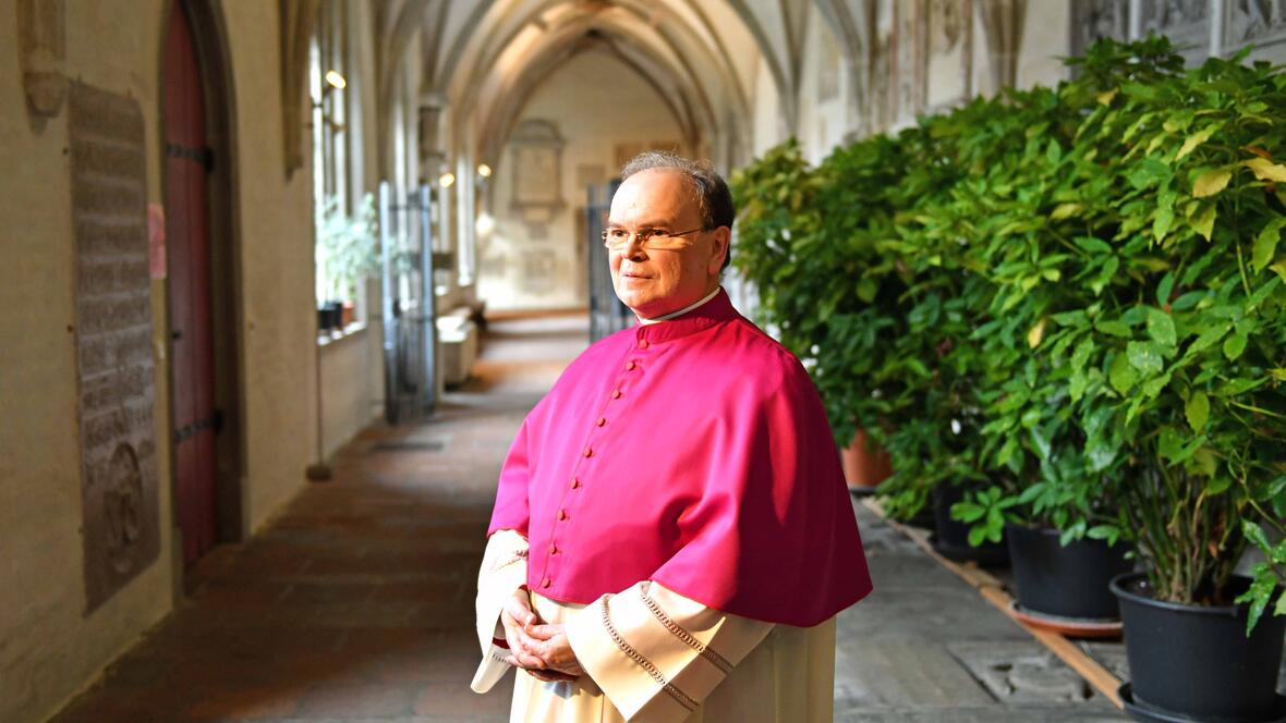 20 Bekanntgabe neuer Bischof von Augsburg_Bertram Meier im Domkreuzgang (Foto Nicolas Schnall_pba)