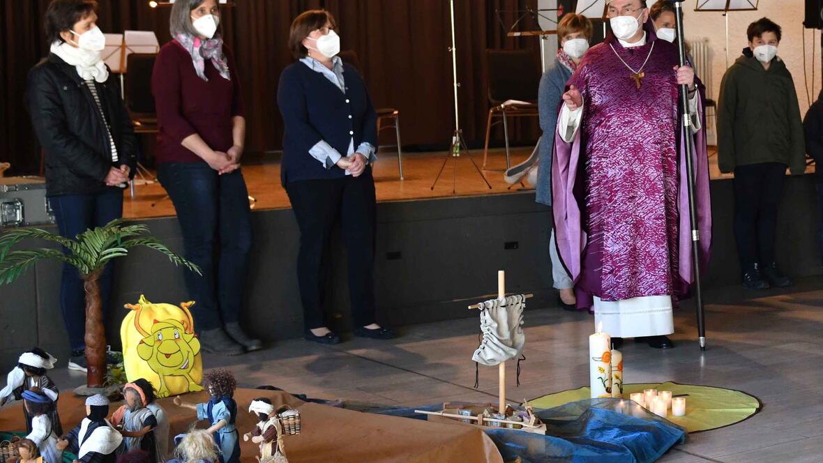 Ein Kindergottesdienst wurde parallel im Pfarrzentrum gefeiert. Dort spendete Bischof Bertram im Anschluss den Segen (Foto: Maria Steber / pba). 