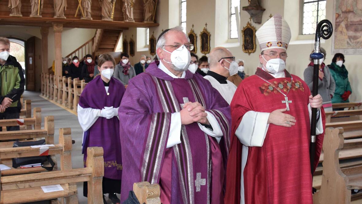 Einzug in die frisch renovierte Kirche St. Gallus: Bischof Bertram zusammen mit Pfarrer Werner Badura. (Fotos: Verspohl-Nitsche)