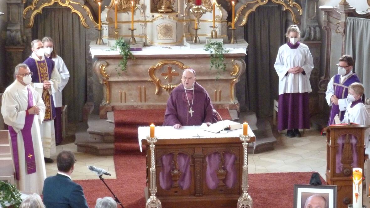Bischof Bertram feierte einen Gottesdienst zum 1. Todestag von Dekan Robert Walter und segnete im Anschluss das Priestergrab. (Fotos: Otto Baronky)