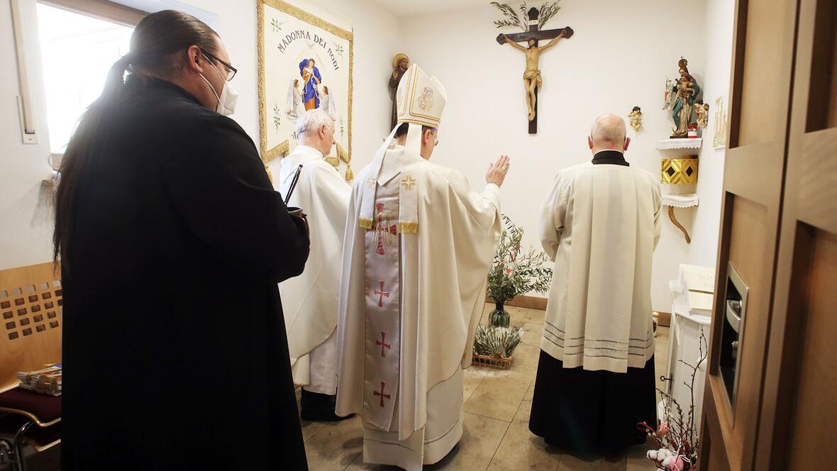 Bischof Bertram segnet den Kreuzweg der Italienischen Gemeinde (Foto: Annette Zoepf / pba)