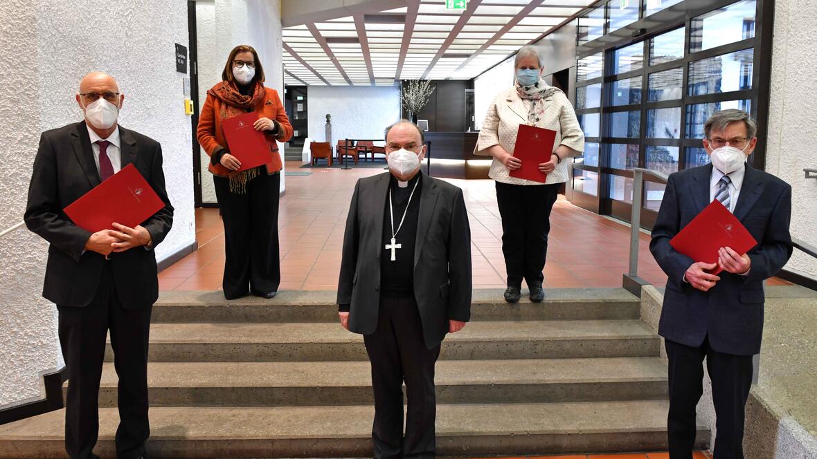 Nach Überreichung der Dekrete (v.l.): Hubert Paul, Prof. Dr. Gerda Riedl, Bischof Dr. Bertram Meier, Prof. Dr. Michele Noterdaeme, Manfred Prexl. Auf dem Bild fehlt Dr. Bernhard Koloczek. (Foto: Nicolas Schnall / pba)
