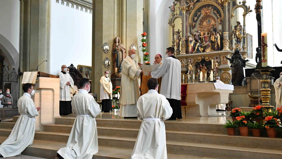 Durch das Weihegebet bittet der Bischof, dass Gott seinen Geist auf die Diakone herabsenden möge. (Fotos: Nicolas Schnall / pba)