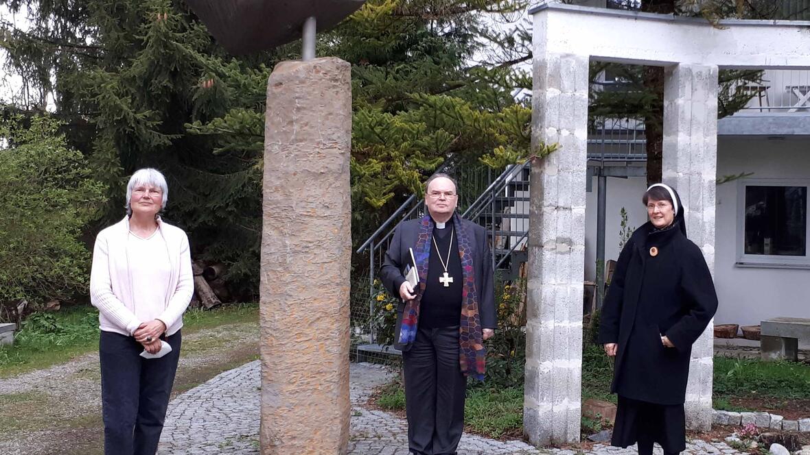 Bischof Dr. Bertram Meier hat sich zusammen mit Sr. Dr. Theresia Wittemann OSF (rechts) über das Projekt „Spiritual Care und Kunst“ in Eggisried informiert. Ulrike Meyer (links), Leiterin der Stiftung und Begegnungsstätte, führte über das Anwesen. (Fotos: Erich-Schickling-Stiftung)