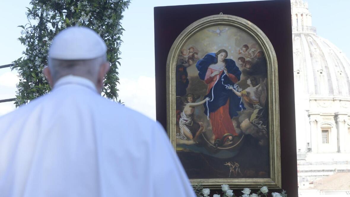 Papst Franziskus betet vor dem Bild der Knotenlöserin (Foto: Vatican News)
