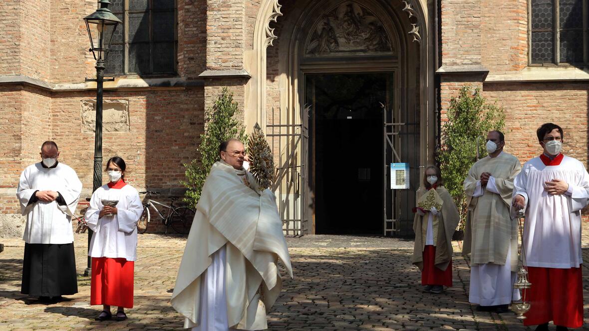 Statt der traditionellen Prozession durch die Stadt hielt Bischof Bertram coronabedingt eine Statio auf dem Domplatz und segnete die Stadt sowie ihre Bewohner (Fotos: Annette Zoepf / pba) 