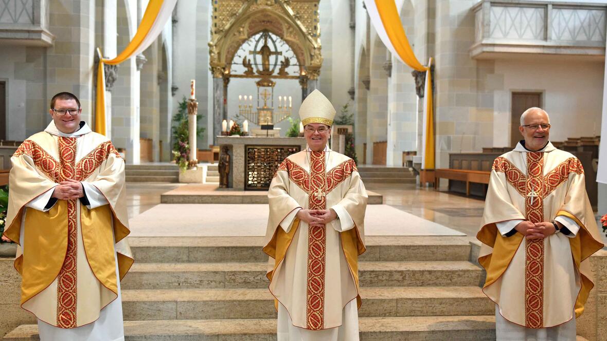 Nach der Priesterweihe (v.l.): Neupriester P. Michael Bäumler OSB, Bischof Dr. Bertram Meier, Erzabt Wolfgang Öxler. (Fotos: Nicolas Schnall / pba)