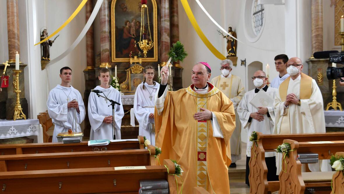 Die Filialkirche St. Leonhard in Roth wurde nach Sanierungsarbeiten von Bischof Bertram gesegnet. (Fotos: Maria Steber / pba)