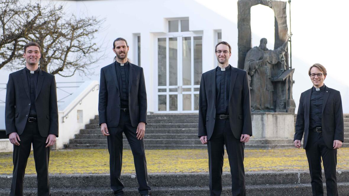 Am Sonntag, 27. Juni werden sie von Bischof Dr. Bertram Meier zu Priestern geweiht (v.l.): Stefan Riedel, Roland Weber, Michael Schmid und Jürgen Massinger. (Foto: Daniel Jäckel / pba)
