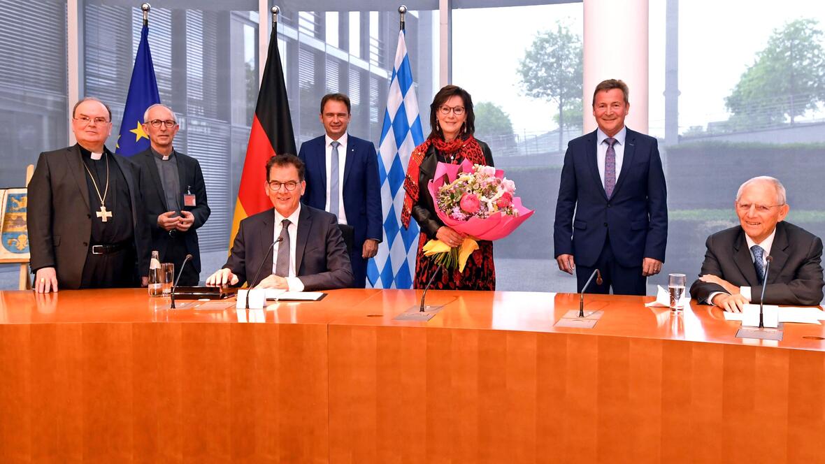 Gruppenbild mit Preisträger und Laudator (von links): Bischof Dr. Bertram Meier, Pfarrer Wolfgang Schneck, Bundesminister Dr. Gerd Müller, Oberbürgermeister Frank Kunz, Gertie Müller-Hoorens, Landrat Leo Schrell und Bundestagespräsident Dr. Wolfgang Schäuble MdB. (Foto: Marcus Merk)
