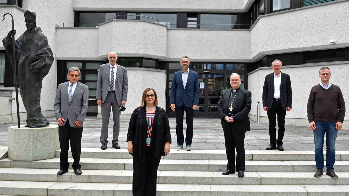 Nach der konstituierenden Sitzung im Haus St. Ulrich: Die Unabhängige Aufarbeitungskommission gemeinsam mit Bischof Bertram. Auf dem Bild fehlt Prof. Dr. Michele Noterdaeme. (Foto: Nicolas Schnall / pba)