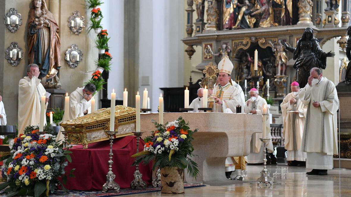 Beim Pontifikalamt zum Hochfest des hl. Ulrich hat Bischof Dr. Bertram Meier dazu aufgerufen, sich von Vorbildern des Glaubens in Geschichte und Gegenwart stärken zu lassen. (Fotos: Maria Steber / pba)