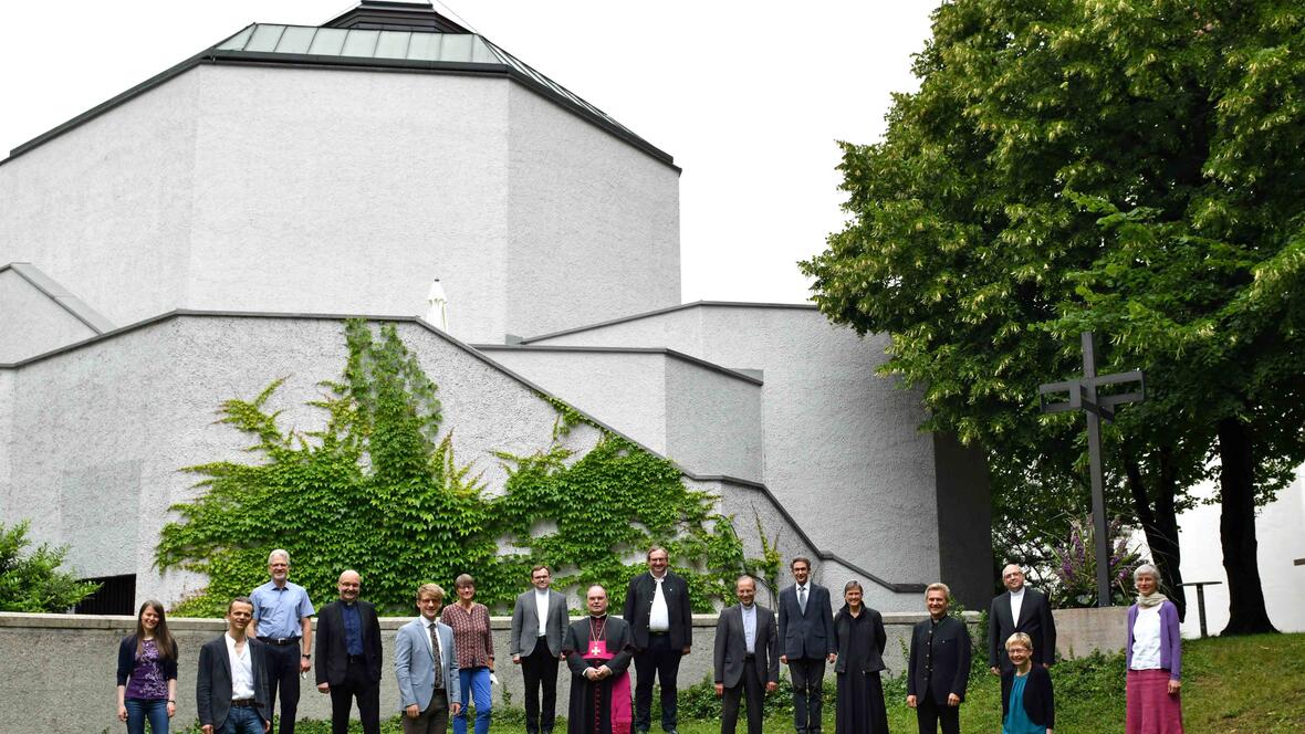 Die Mitglieder der neuen Bischöflichen Kommission für Liturgie vor der Hauskapelle des Haus Sankt Ulrich. (Foto: Nicolas Schnall / pba)