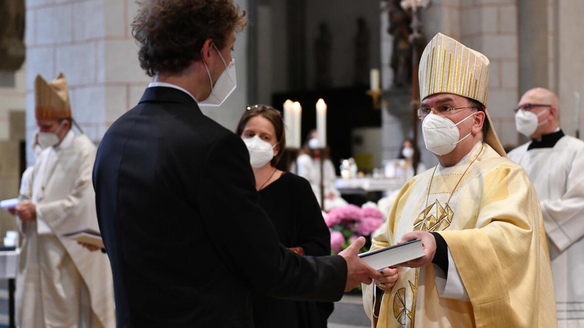 Bischof Bertram hat 87 neuen Religionslehrer/-innen die Missio Canonica, die kirchliche Lehrerlaubnis, erteilt (Foto: Maria Steber / pba).