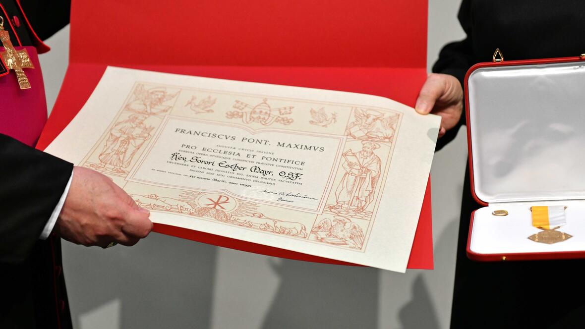 Das Päpstliche Ehrenzeichen Pro Ecclesia et Pontifice für Sr. M. Esther Mayr OSF. Aus gesundheitlichen Gründen konnte sie nicht anwesend sein. (Foto: Nicolas Schnall / pba)