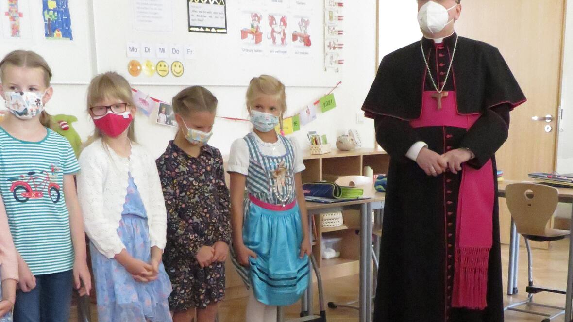 Bischof Dr. Bertram Meier besucht die Schüler in ihren Klassen und stellt sich ihren Fragen. (Fotos: Viktoria Zäch/pba)