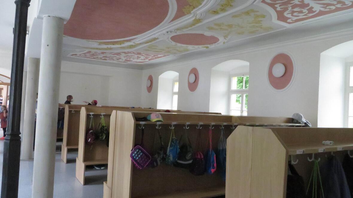 Die Garderobe der Schüler mit der restaurierten Stuckdecke. 