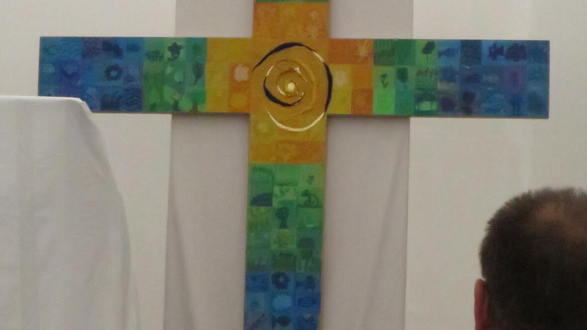 Das neue Kreuz für die Aula wurde von jedem Einzelnen der Schulfamilie mitgestaletet. 