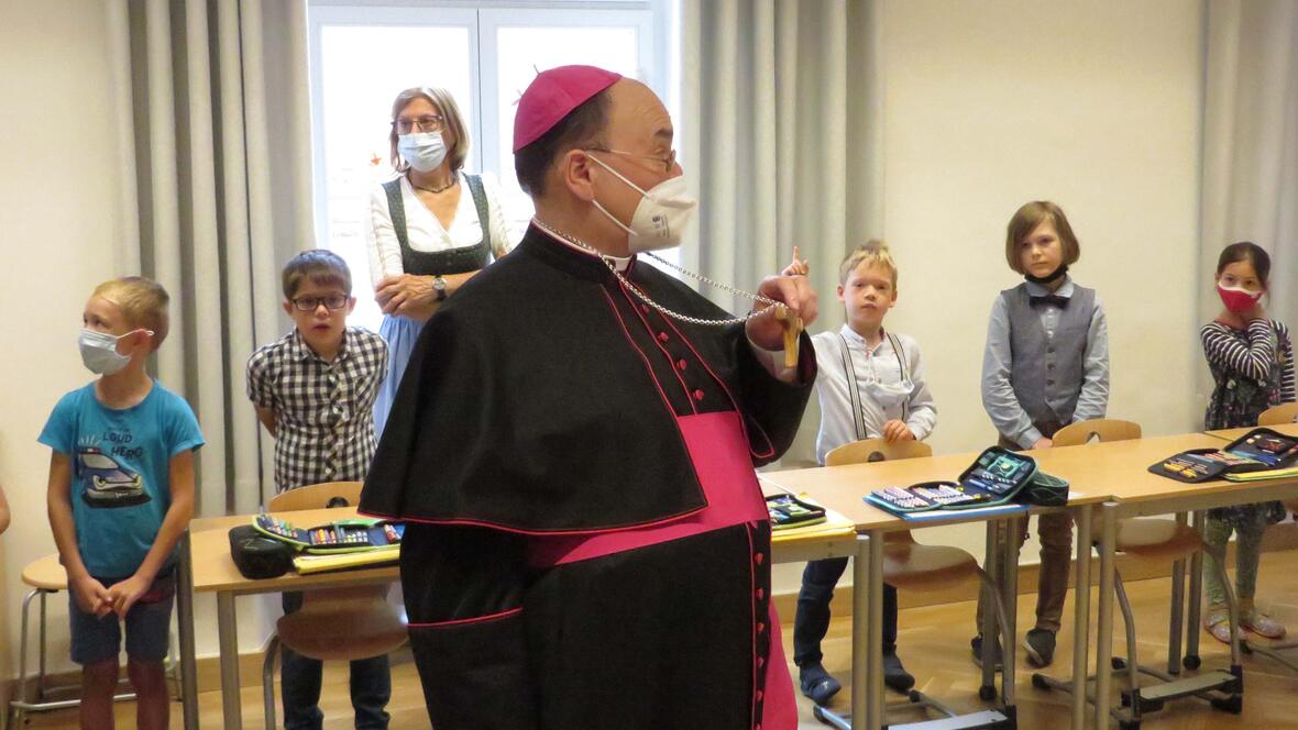 Der Bischof wählte extra das Tau - das Franziskuskreuz - aus Olivenholz zur Segensfeier aus.