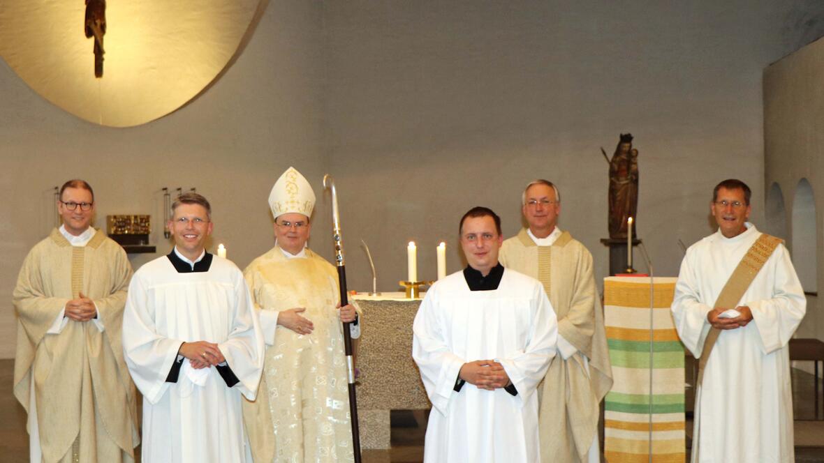 (v.l.) Domvikar Andreas Miesen (Bischöflicher Beauftragter), Thomas Becherer (Entraching), Bischof Dr. Bertram Meier, Christian Lang (Weilheim) Pfarrer Wolfgang Kretschmer (Spiritual der Diakone), Diakon Gerhard Rummel (Leiter der Arbeitsstelle Ständiger Diakonat). (Fotos: ASD)