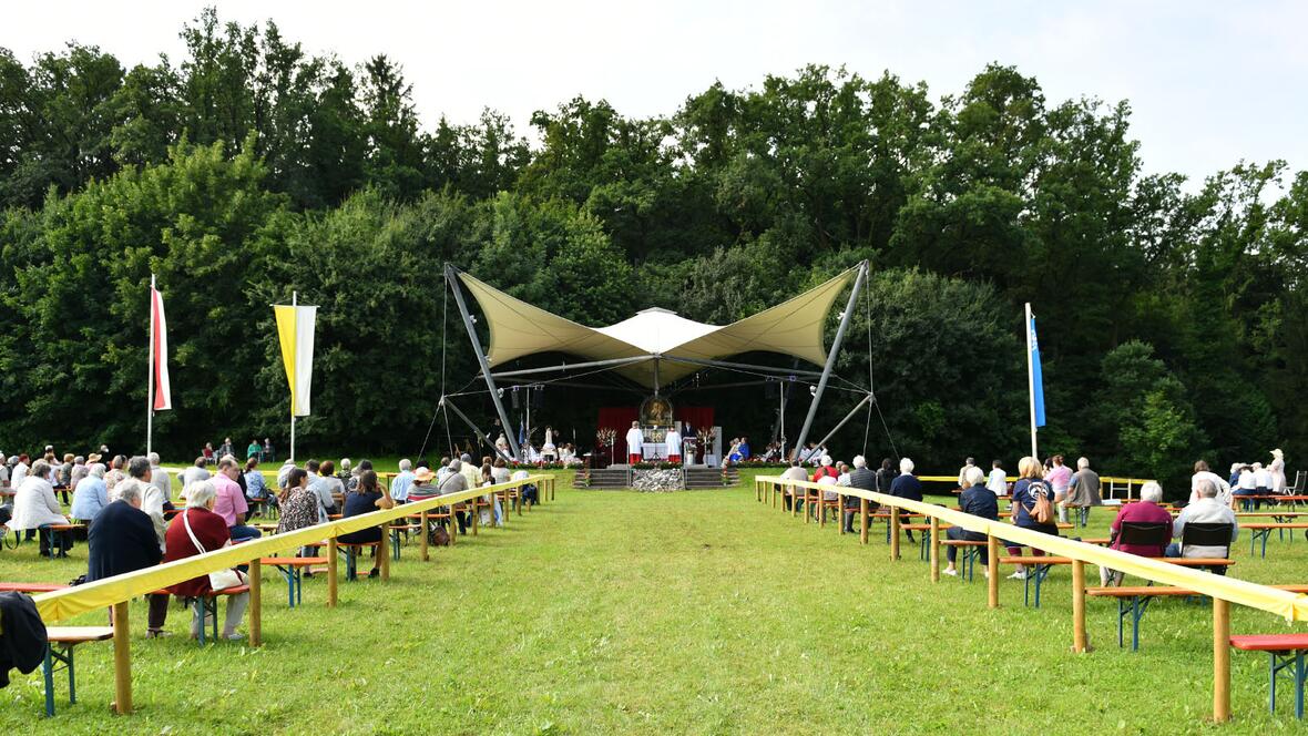 Das Festzelt zum Gottesdienst
