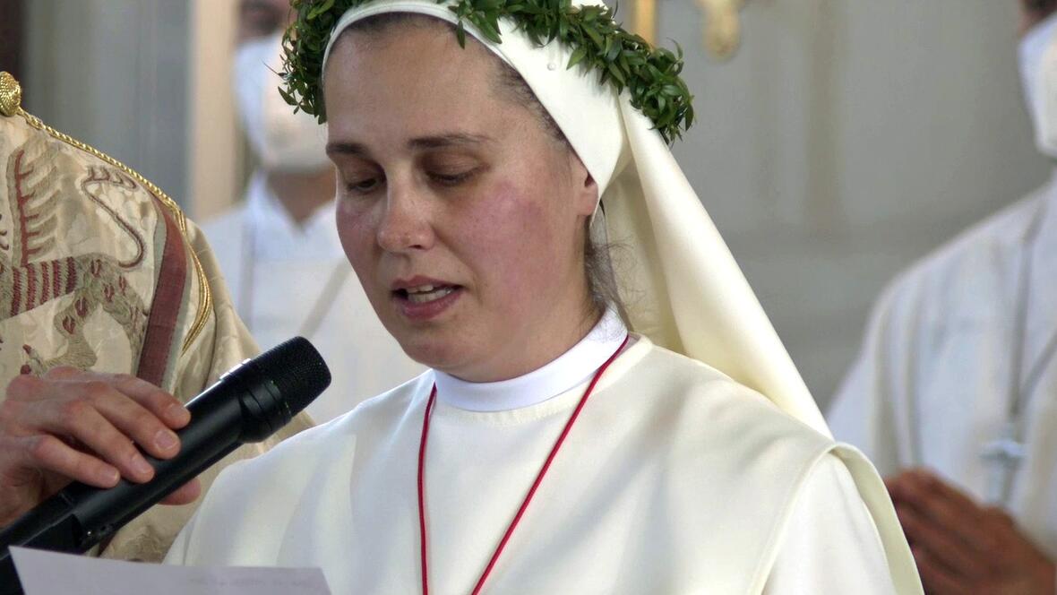 Schwester Annabell bindet sich durch ihr Versprechen auf Lebzeit an die Gemeinschaft der Schwestern vom Barmherzigen Jesus. (Bilder: k-tv)