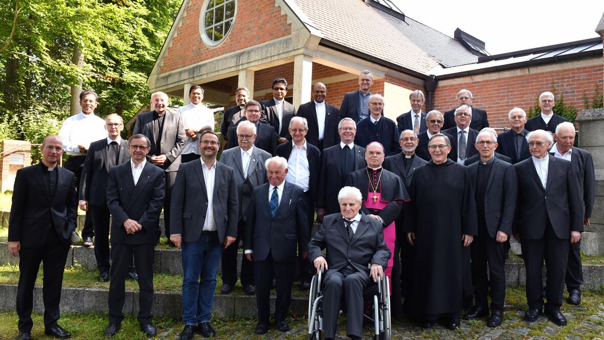 Bischof Bertram dankte den Jubilaren für ihre „Überlegungen, Ideen, Kritik, kreative und manchmal kühnen Träume im Hinblick auf die Zukunft der Kirche“ (Fotos: Julian Schmidt / pba)