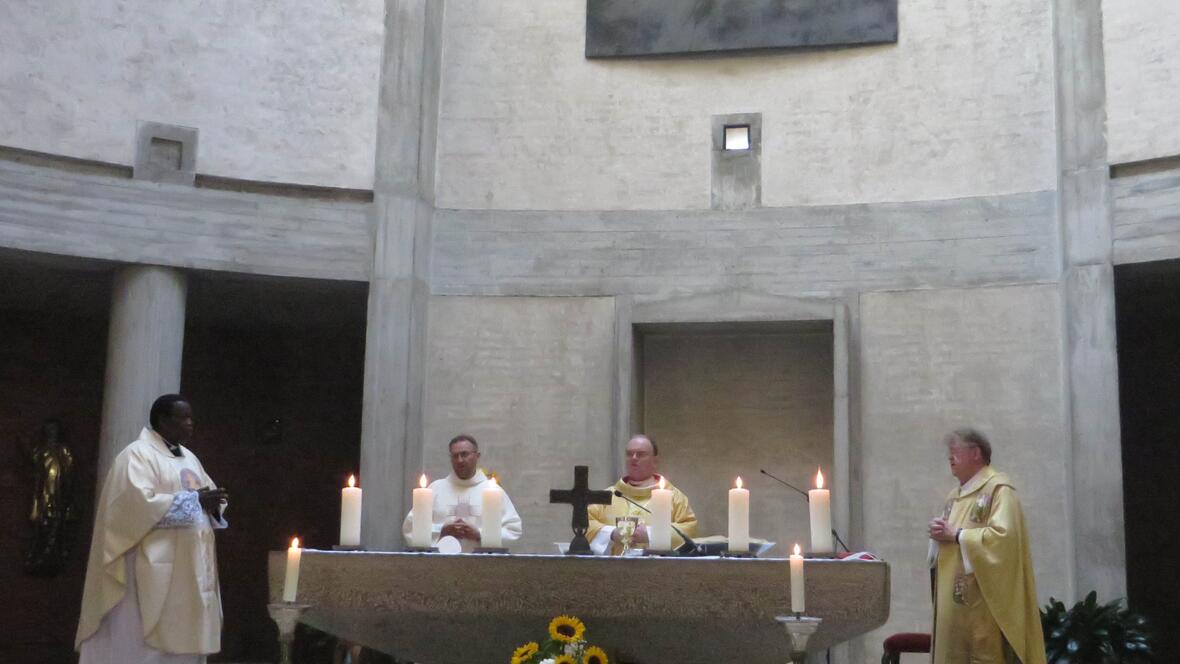 Bischof Dr. Bertram Meier (Mitte) feierte den Gottesdienst zusammen mit dem Rohrbacher Pfarrer Abbé Andre (v.l.), Pfarrer Przemyslaw Nowak aus der Nachbargemeinde Gosseltshausen und Ruhestandsgeistlichen Johann Braun. (Fotos: Viktoria Zäch / pba)