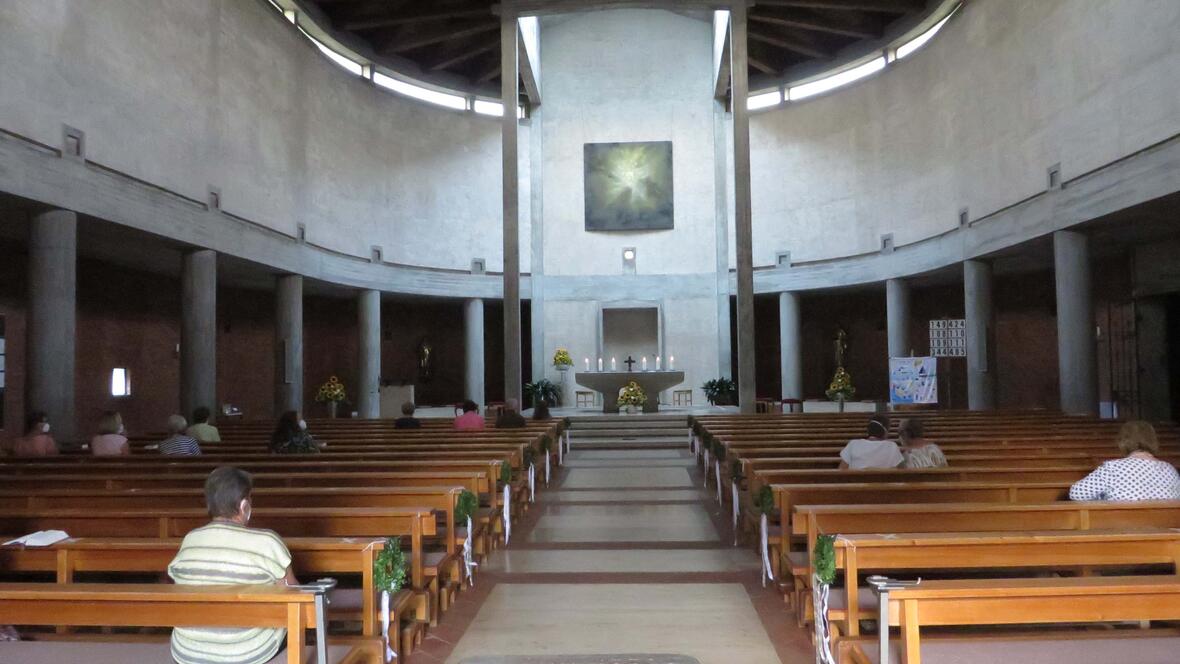 Das Kircheninnere ist schlicht gestaltet. "Man muss in dieser Kirche beten", so Bischof Bertram Meier. 