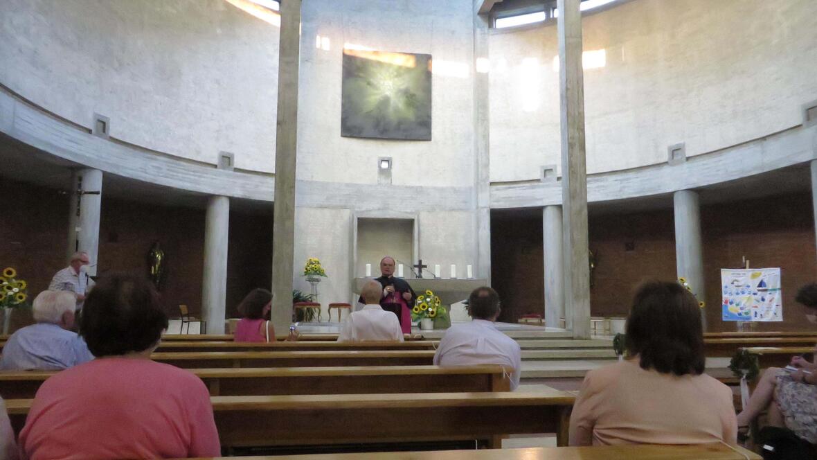 Bischof Bertram Meier eröffnet die Ausstellung über Alexander Branca, dem Architekten der Rohrbacher Kirche. 