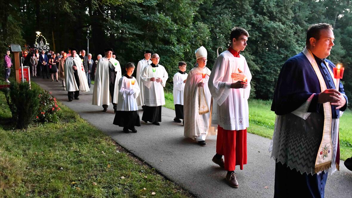 Rund 3.000 Menschen haben in Maria Vesperbild das Fest der Aufnahme Mariens in den Himmel mit einem von Bischof Dr. Bertram Meier zelebrierten Gottesdienst gefeiert. (Foto: Maria Steber / pba) 