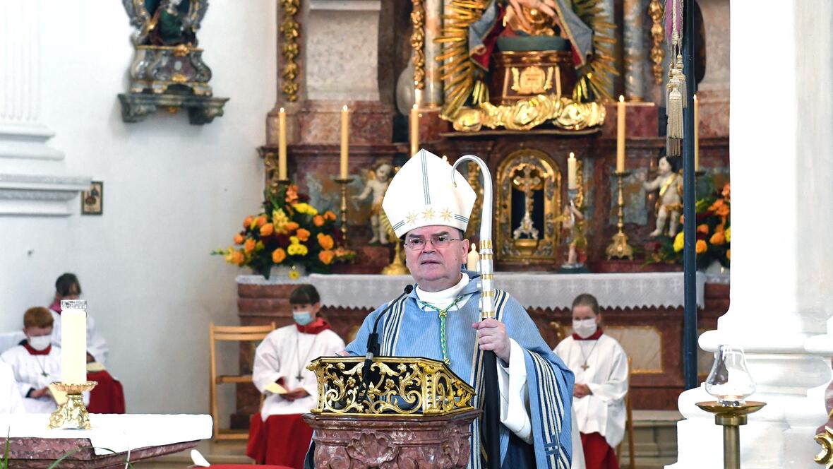 Bischof Bertram vor der Darstellung der Schmerzensmutter (Foto: Ulrich Bobinger / pba).