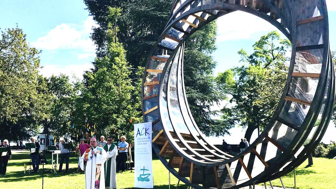 Bischof Bertram vor dem "Ring of Peace" auf dem Gelände der Gartenschau Lindau (Foto: Fachbereich Kirche und Umwelt im Bistum Augsburg).