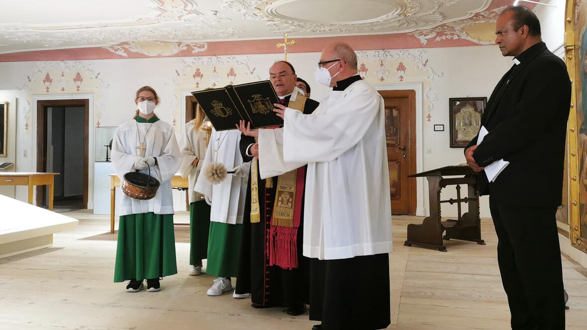 Bischof Bertram weiht die Räumlichkeiten des Klostermuseums ein. Ganz rechts: Der leitende Pfarrer der PG Kammeltal, P. Soni Abraham Plathottam OCarm (Fotos: Hubert Hafner / Kloster Wettenhausen Entwicklungs gGmbh)