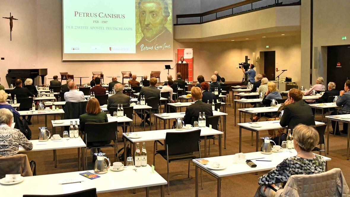 Live vor Ort und an den Bildschirmen verfolgten die Teilnehmer die Ausführungen der drei Referenten über Petrus Canisius. (Fotos: Nicolas Schnall / pba)