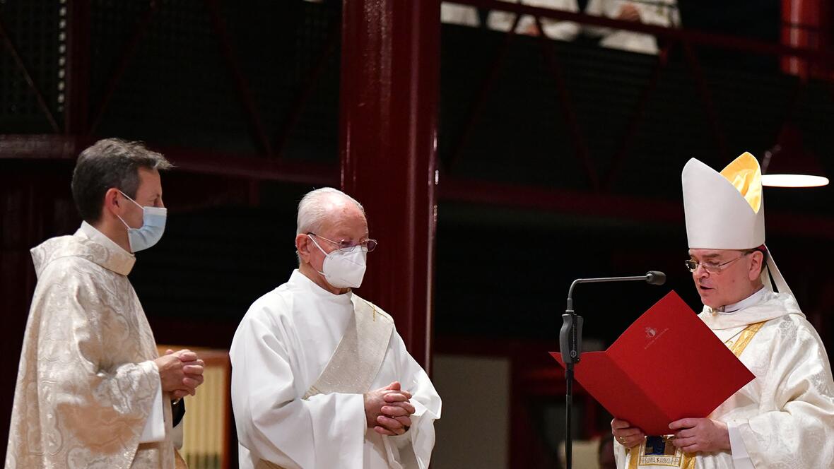Bischof Bertram verliest das Ernennungsdekret.