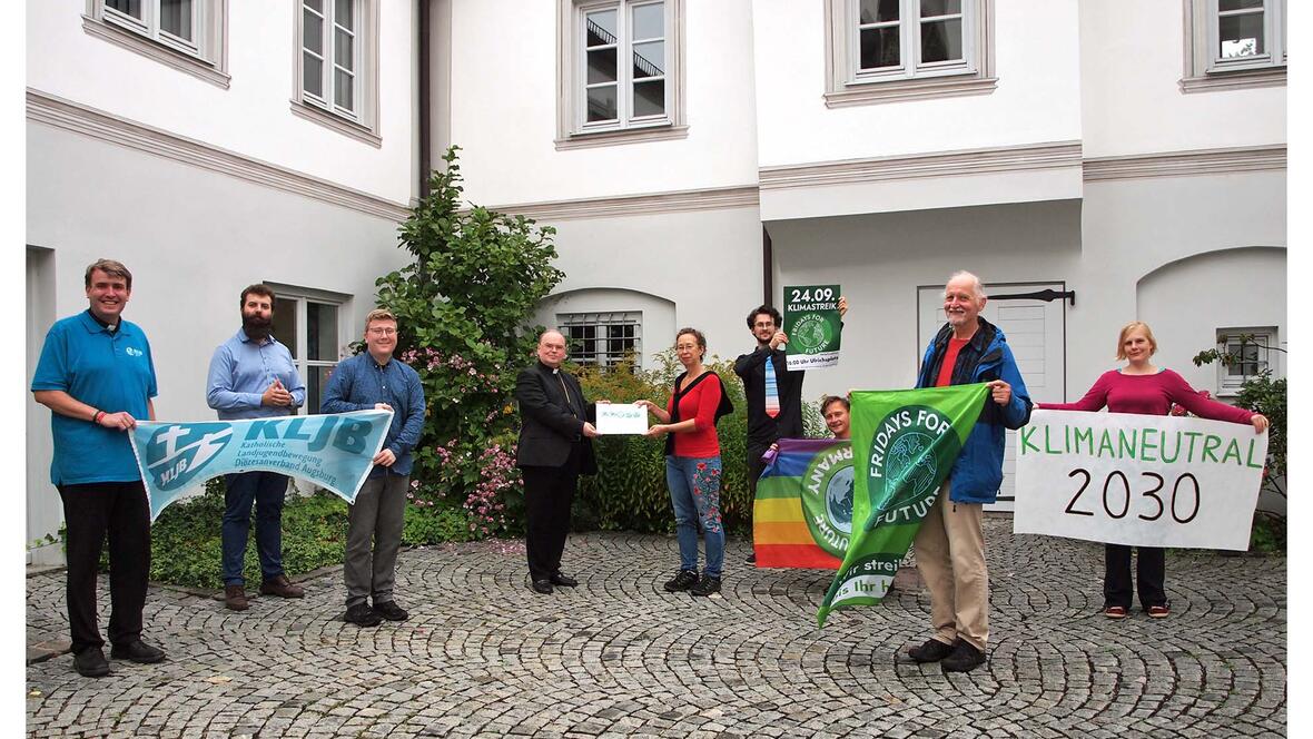 Der ehrenamtliche Diözesanvorsitzende Kilian Gumpp und KLJB-Seelsorger Bernd Rochna halten in Klimafragen das KLJB-Banner hoch und werben bei Bischof Bertram um Unterstützung für die Forderungen von "Christians For Future". (Foto: KLJB)