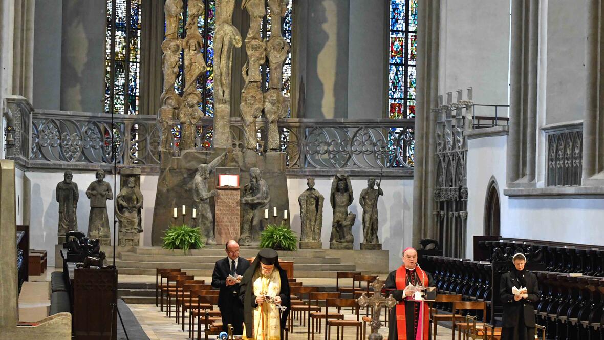 Kreuzweg für die verfolgte Kirche im Augsburger Dom, vorgebetet von Patriarch Gregorius, Bischof Bertram, Sr. Theresia Wittemann OSF und Georgios Vlantis (ACK Bayern). (Foto: Nicolas Schnall / pba)