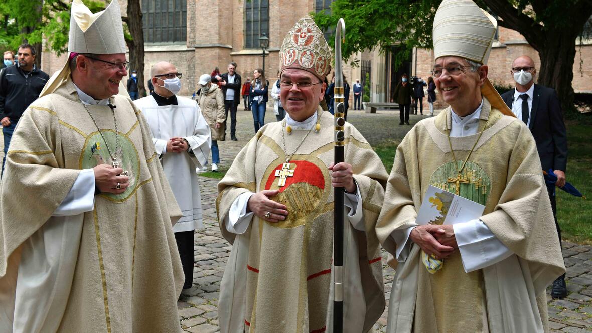 Bischof Bertram löst den Bamberger Erzbischof Dr. Ludwig Schick (rechts) als Vorsitzender der Kommission "Weltkirche" der Deutschen Bischofskonferenz ab. Links DBK-Vorsitzender Bischof Dr. Georg Bätzing. Das Foto entstand am Rande der Bischofsweihe im vergangenen Jahr (Foto: Nicolas Schnall / pba).