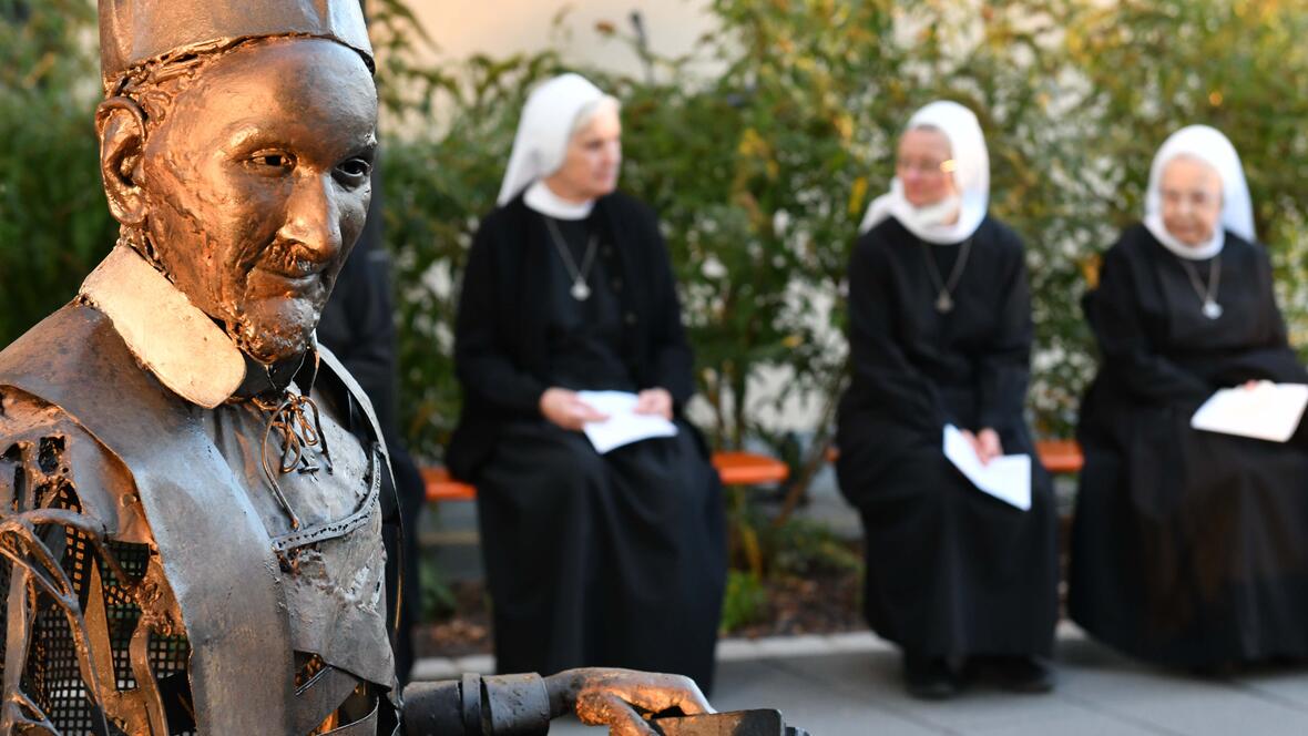 Die eiserne Figur des hl. Vinzenz prägt jetzt den Außenbereich im Augsburger St. Vinzenz Zentrum (Foto: Ulrich Bobinger / pba).
