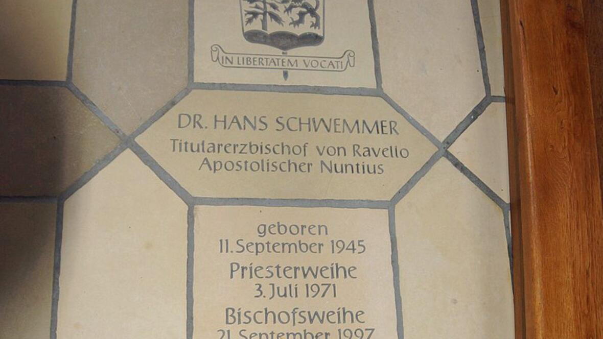 Eine Gedenktafel in der Pfarrkirche St. Georg in Pressath erinnert an den bekannten Sohn der Pfarrei. (Foto wikimedia DALIBRI)