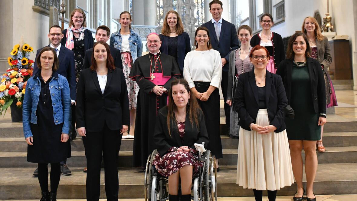 Bischof Bertram hat bei einem feierlichen Aussendungsgottesdienst 15 neue Mitarbeiter/-innen für den pastoralen Dienst beauftragt. (Fotos: Maria Steber / pba)