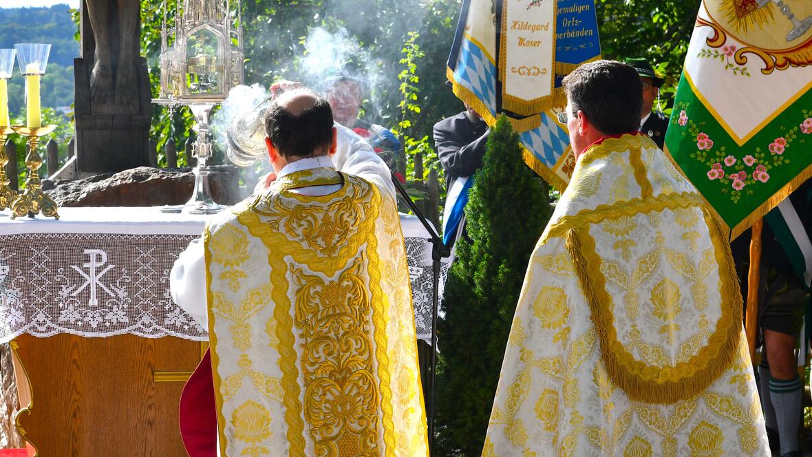 Die Monstranz mit den Hostien stand im Mittelpunkt des Dreihostienfestes auf dem Heiligen Berg in Andechs (Foto: Ulrich Bobinger  /pba).