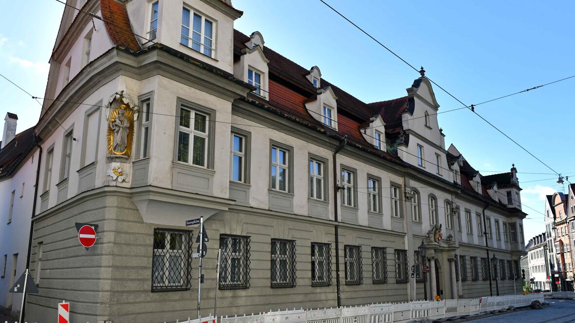 Nachdem die Straßenarbeiten vor dem Bischofshaus kurz vor dem Abschluss stehen, wird das denkmalgeschützte Haus nun ebenfalls saniert. (Foto: Nicolas Schnall / pba)
