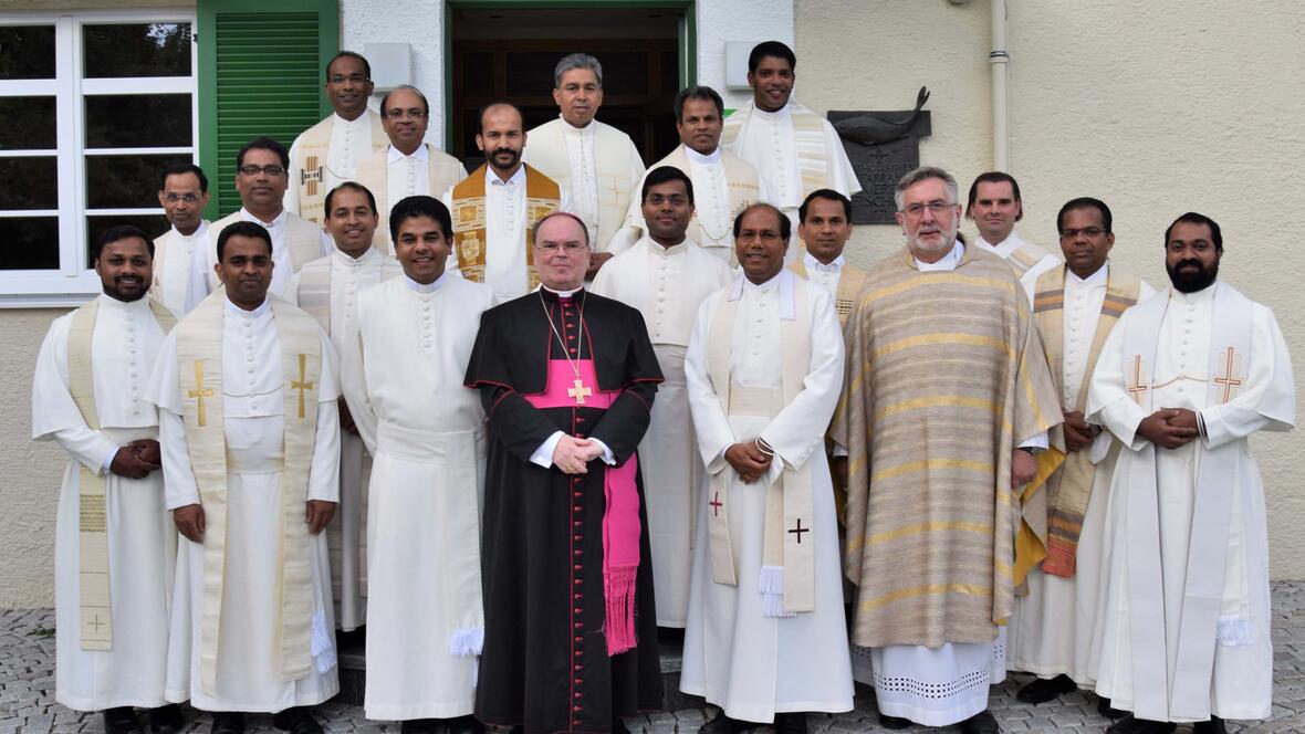Die indischen Prämonstratenser kamen zur 900 Jahrfeier ihres Ordens nach Fischen. Bischof Bertram bedankte sich für ihren wertvollen Dienst (Fotos: Sabine Verspohl-Nitsche / pdsf). 