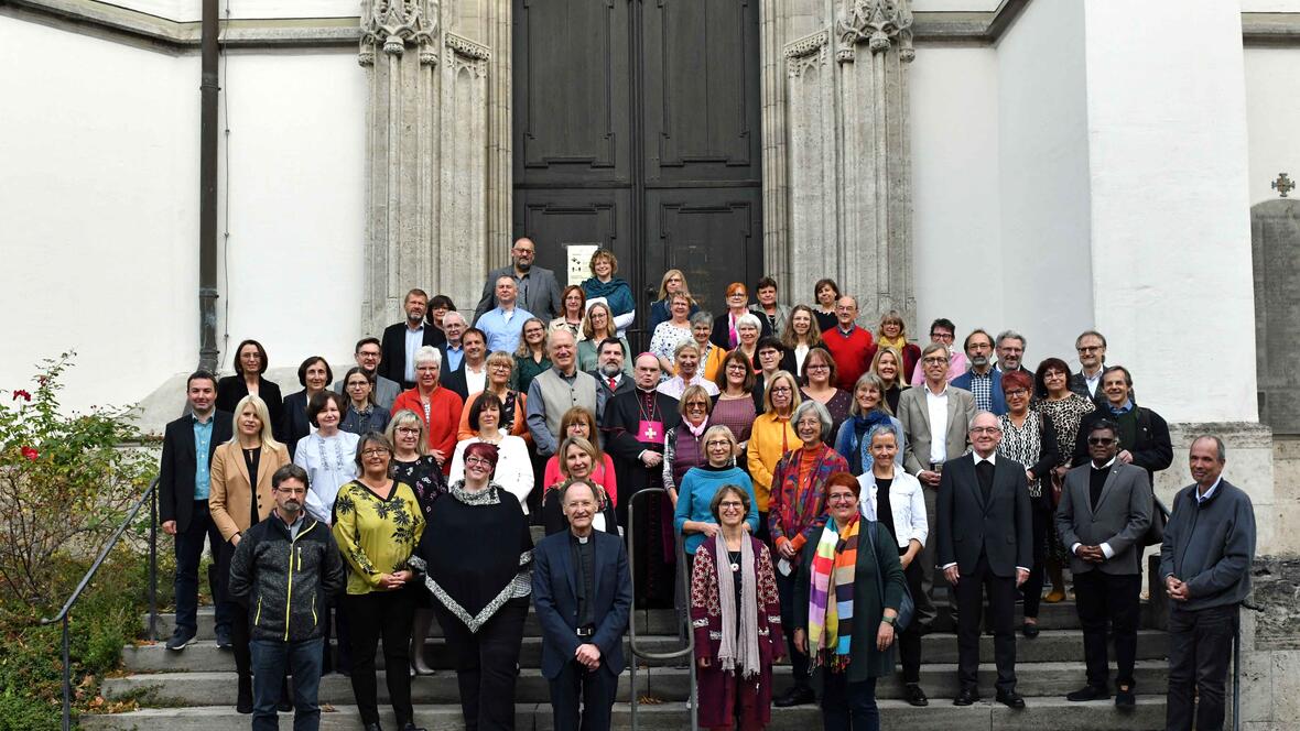 Mehrere Dutzend Frauen und Männer mit Dienstjubiläen in den vergangenen beiden Jahre folgten der Einladung des Bistums zu Gottesdienst, Stehempfang und Festakt. (Foto: Nicolas Schnall / pba)