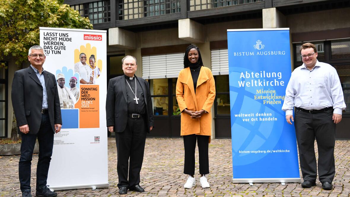 Marie Noëlle Mendy aus Dakar ist derzeit im Bistum Augsburg zu Gast und berichtet aus ihrem Heimatland. Heute vor Pressevertretern in Augsburg (v.links): Anton Stegmair, Bischöflicher Beauftragter für weltkirchliche Aufgaben, Bischof Dr. Bertram Meier, Marie Noëlle Mendy und Dr. Peter Frasch, Referent für weltkirchliche Aufgaben. (Fotos: Maria Steber / pba)