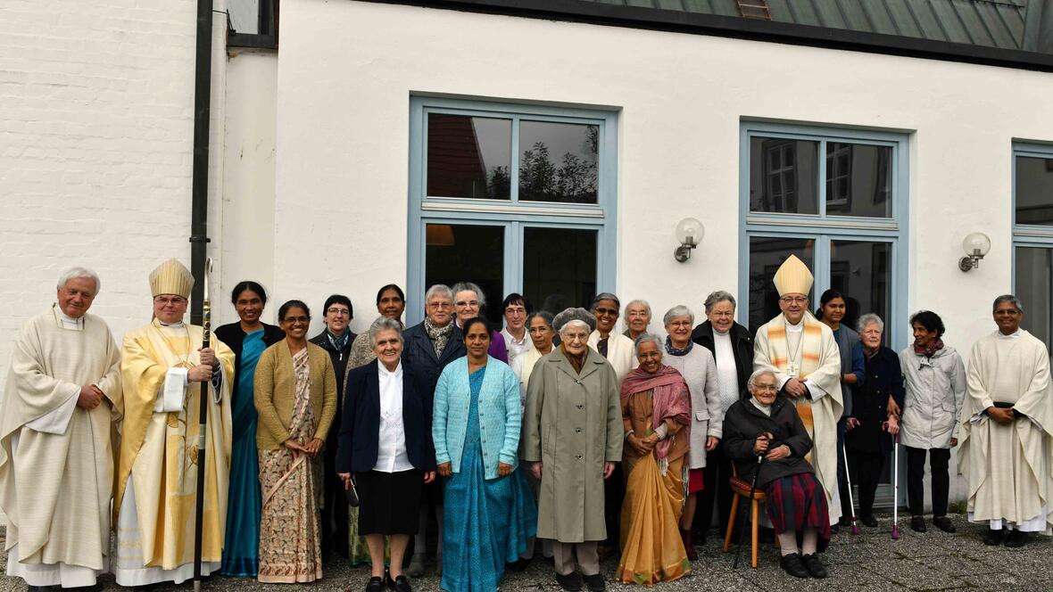 Fröhliche Gesichter: Die Bischöfe Bertram und Wolfgang sowie der Pfarrer von Benediktbeuern Pater Heinrich Heim SDB freuen sich gemeinsam mit Ancillae aus Deutschland und Indien über das 75-jährige Bestehen des Säkularinstituts. (Fotos: Nicolas Schnall / pba)